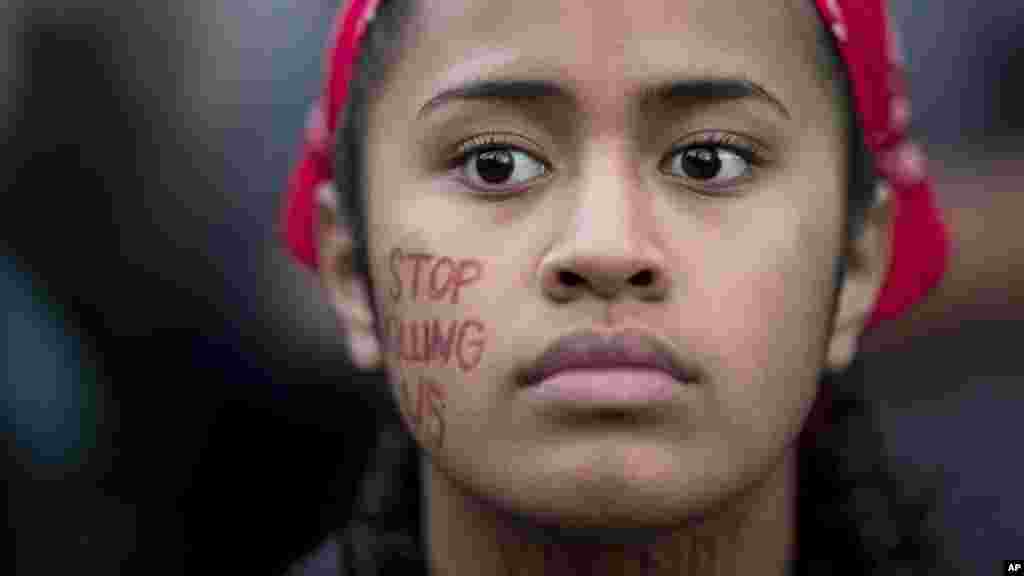 Lucy Siale proteste contre le racisme à Oakland, en Californie, le 12 août 2017.