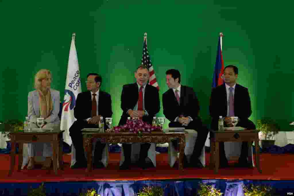 រាប់ពីឆ្វេង អ្នកស្រី Paula Albertson នាយក Peace Corps ប្រចាំប្រទេសកម្ពុជា លោក អ៊ឹម កុច រដ្ឋលេខាធិការក្រសួងអប់រំ យុវជន និងកីឡា លោកឯកអគ្គរដ្ឋទូតអាមេរិកប្រចាំនៅកម្ពុជា William Heidt លោក សុខ សុកាន អនុរដ្ឋលេខាធិការក្រសួងការបរទេសនិងសហប្រតិបត្តិការអន្តរជាតិ លោក គីម រិទ្ធី អភិបាលរងខេត្តកណ្តាលបានចូលរួម ពិធី ប្រារព្ធខួបលើកទី១១ នៃអ្នកស្ម័គ្រចិត្ត Peace Corps ស្បថចូលបំពេញការងារ កាលពីព្រឹកថ្ងៃសុក្រទី១៥ កញ្ញា ២០១៧ នៅទីក្រុងភ្នំពេញប្រទេសកម្ពុជា។ (ទុំ ម្លិះ/VOA)