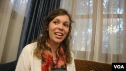 កញ្ញា Megan Boundy អ្នកស្ម័គ្រចិត្ត​មួយរូប​មក​ពី​រដ្ឋមីនីសូតា​ និងកំពុងស្នាក់នៅ និង​បង្រៀន​ក្នុង​ខេត្តកំពត​ ប្រាប់អ្នកសារព័ត៌មាន​ក្នុង​កម្មវិធីប្រារព្ធទិវាសិទ្ធិនារីអន្តរជាតិ កាលពីយប់ថ្ងៃទី៧ មីនា ឆ្នាំ​២០១៨ នៅឯលំនៅស្ថានរបស់ឯកអគ្គរដ្ឋទូតអាមេរិកប្រចាំកម