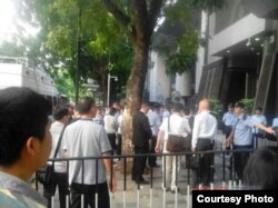 唐荆陵等三人煽颠案开庭前，众多警察和围观者在广州中院外面。（博讯图片）