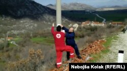 Plakate su lijepili Crveni krst Trebinja i Javna ustanova Ekologija i bezbjednost