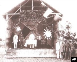 孙中山（中）和蒋中正（左二）在黄埔军校开学典礼上