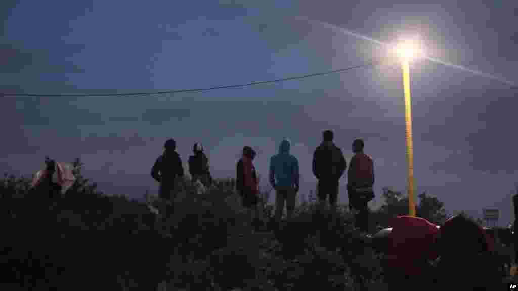 &#39;Yan Ci Rani Sun Tsaya A Kusa Da Sansanin Da Aka Sawa Suna New Jungle, Satumba 3, 2015. &nbsp;