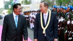 U.N. Secretary-General Ban Ki-moon, center, talks with Cambodia's Prime Minister Hun Sen, left, upon his arrival at Cambodian Council Of Minister in Phnom Penh, file photo. 