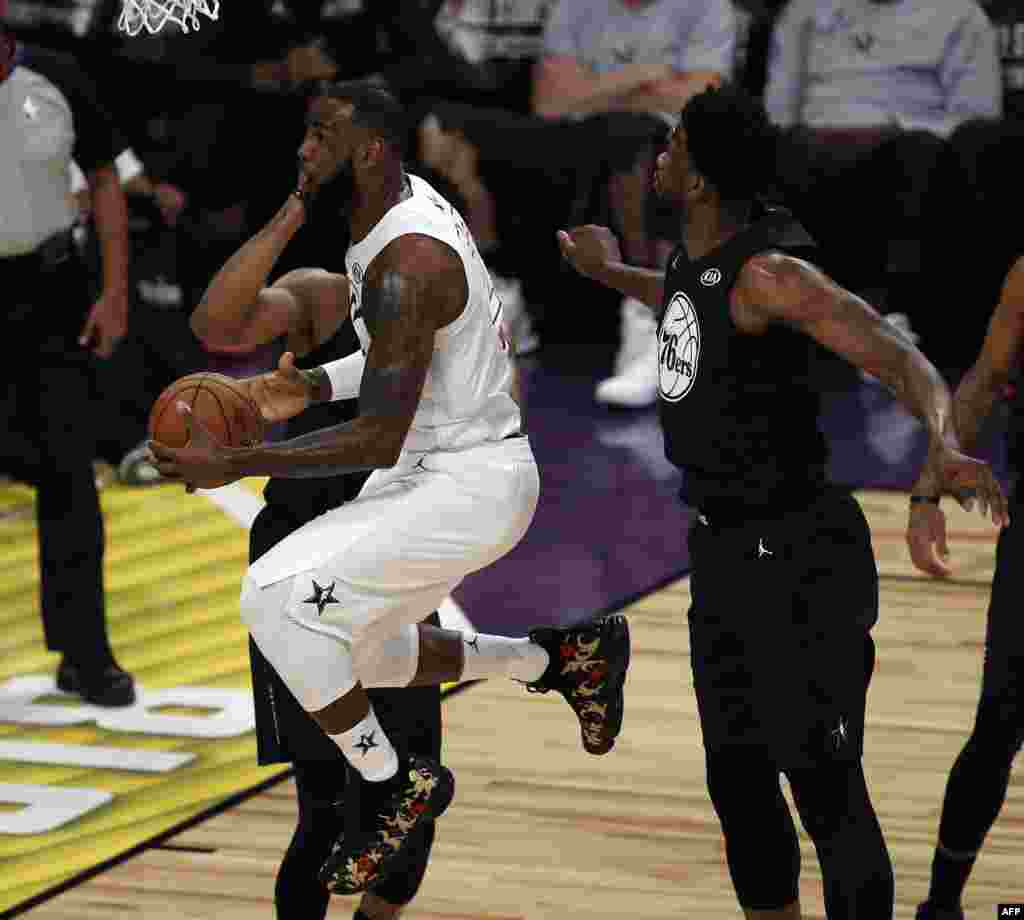 LeBron James saute avec le ballon pour un panier contre l&#39;équipe Stephen, le 18 février 2018, à Los Angeles.