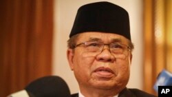 필리핀 이슬람 반군 이끌고 있는 무라드 에브라힘 대표가 7일 말레이시아 수도 콸라룸푸르에서 기자회견을 하고 있다.