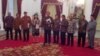 Menkopolhukam Luhut Panjaitan dan beberapa menteri kabinet kerja serta para pimpinan DPR memberikan ketarangan soal penundaan pembahasan revisi UU KPK di Istana Merdeka Jakarta, Selasa 13 Oktober 2015 (foto: VOA/Andylala)