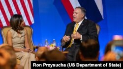 រដ្ឋ​មន្រ្តី​ក្រសួង​ការ​បរទេស​សហរដ្ឋ​អាមេរិក Michael R. Pompeo ថ្លែង​សុន្ទរកថា​ស្តី​ពី៖ «ការ​ចូលរួម​ផ្នែក​សេដ្ឋកិច្ច​សហរដ្ឋ​អាមេរិក​នៅ​អាស៊ី​ដើម្បី​ភាពរីកចម្រើន‍» នៅ​ទីក្រុង​បាងកក ប្រទេសថៃ ថ្ងៃទី​១ ខែ​សីហា ឆ្នាំ​២០១៩។ (Photo: Ron Przysucha/US Department of State)