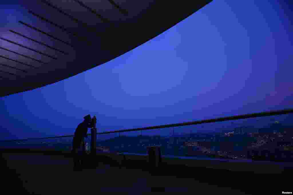 Seorang petugas otoritas Islam Malaysia menggunakan teleskop untuk melakukan &#39;rukyah&#39;, penampakan Hilal Ramadhan, di Putrajaya, dekat Kuala Lumpur. Kaum Muslim memindai langit di senja hari awal bulan kesembilan lunar kalender untuk melihat bulan baru guna memutuskan&nbsp; awal bulan Ramadhan, bulan yang diyakini paling suci bagi umat Islam. &nbsp; 