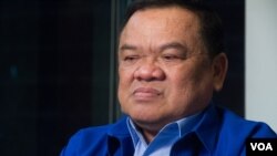 Nhek Bun Chhay, president of the Khmer National United Party (KNUP) talks to VOA Khmer in Phnom Penh, Cambodia, May 16, 2017. (Hean Socheata/VOA Khmer)