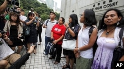 Dolores Balladares (dua dari kiri), ketua United Filipinos di Hong Kong, beserta pekerja migran lain dalam suatu jumpa pers. (Foto: Dok)