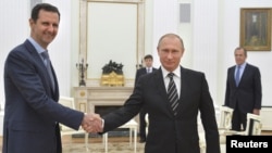 Vladimir Poutine (à droite) en compagnie de Bachar Al-Assad, lors une rencontre à Moscou le 20 Octobre 2015. Source: Reuters