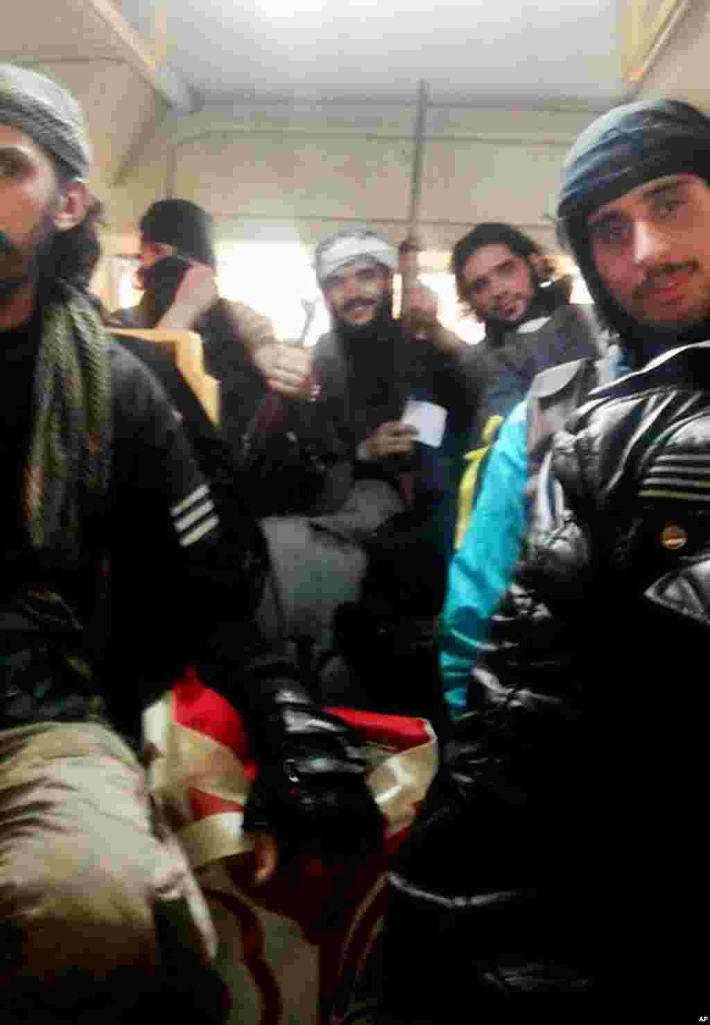 Para pejuang Tentara Pembebasan Suriah berada dalam sebuah bus, 7 Mei 2014 (Foto: AP/ Komite Koordinasi Wilayah Khalidiya di Homs).