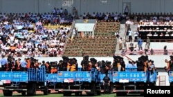 지난달 27일 중국 신장 자치구 일리에서 테러 용의자들에 대한 집단재판인 선고공판대회가 열렸다. (자료사진)