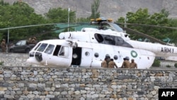 Tentara Pakistan berkumpul di samping sebuah helikopter angkatan bersenjata di rumah sakit militer di mana korban kecelakaan dibawa untuk perawatan di Gilgit (8/5).
