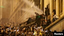 تظاهرات معترضان به لایحه «عوامل خارجی» در برابر پارلمان گرجستان. تفلیس ، ۱۳ اردیبهشت ۱۴۰۳ - عکس از رویترز