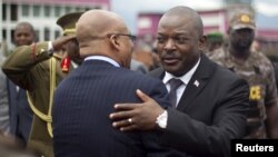 Le président burundais Pierre Nkurunziza embrasse son homologue sud-africain Jacob Zuma alors que celui-ci quitte le Burundi après avoir mené une délégation pour le dialogue. Bujumbura, 27 février 2016. (REUTERS/Evrard Ngendakumana)