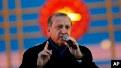 레제프 타이이프 에르도안 대통령이 16일 밤 개헌안 국민투표에서 승리한 후 연설하고 있다.