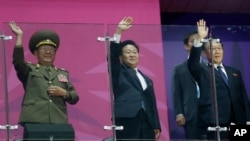 지난 2014년 10월 인천 아시안게임 폐막식에서 황병서 북한군 총정치국장(왼쪽), 최룡해 노동당 비서(가운데), 김양건 당 통일전선부장 겸 대남담당 비서가 북한 선수단에 손을 흔들고 있다.