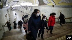 莫斯科地铁站里一名带孩子的妇女。（2020年3月18日）