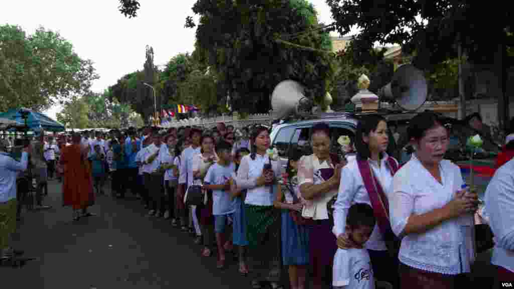 សកម្មភាព​ផ្សេងៗក្នុង​ពិធី​ដង្ហែ​ក្បួន​មួយ​នៅ​ថ្ងៃ​បុណ្យ​មាឃបូជា នៅ​ក្រុង​ភ្នំពេញ នា​ថ្ងៃ​អង្គារ ទី​១៩ ខែ​កុម្ភៈ​ ឆ្នាំ២០១៩។ (ណឹម សុភ័ក្រ្តបញ្ញា/VOA) 