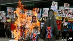 در تجمع های اعتراضی روز ۱۵ آوریل در سئول، آدمک های رهبران پیونگ یانگ سوزانده شد.