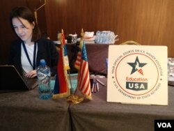 Predstavljanje 16 američkih koledža i univerziteta na Sajmu obrazovanja u Srbiji, koji su organizovali Međunarodni akademski centar i Edjukejšn USA uz podršku Ambasade SAD u Beogradu u hotelu Metropol Palas u Beogradu, 3. aprila 2019. (VOA)