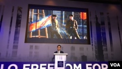 脱北者池成镐在台北奥斯陆自由论坛上讲述逃离朝鲜经历（美国之音许宁摄影） 