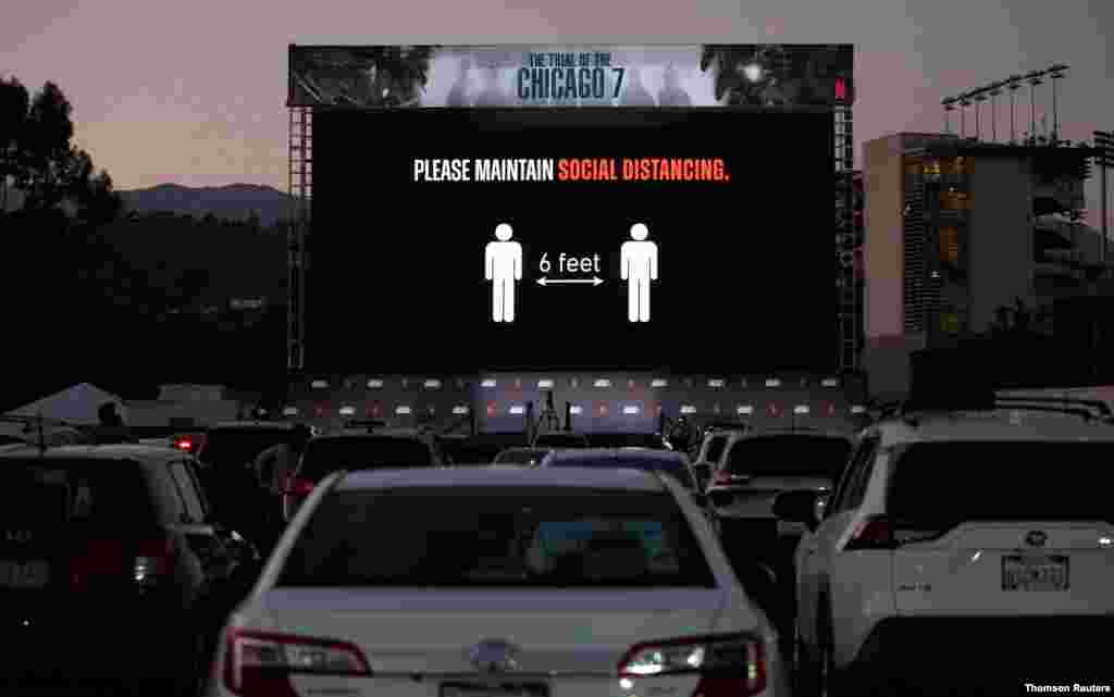 미국 캘리포니아 파사데나의 로즈볼 야외 영화관에서 열린 영화 &#39;시카고 7인의 재판(The Trial of the Chicago 7)&#39; 시사회에서 사회적 거리두기 안내문이 화면에 나오고 있다. 