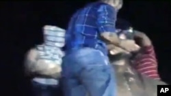 Kelompok anti-pemerintah berusaha menghancurkan patung mantan presiden Suriah Hafez Assad di Aleppo (foto, 21/7/2012).