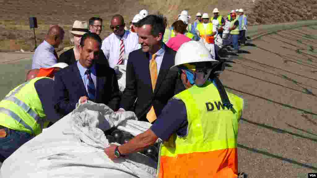 市长贾西提（中）检视遮阳球（美国之音国符拍摄）