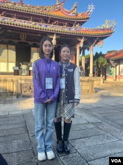 大陆高校师生访问团成员，北京清华大学日新书院汉语文学专业的大二生彭弋航（左）以及奥运射击金牌得主杨倩(右)。（美国之音记者 金谷， 2024年11月28日）