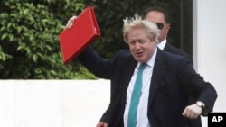 보리스 존슨 영국 외무장관이 지난 6일 그리스 아테네에서 양국 외교장관 회담에 앞서 기자들에게 인사하고 있다.