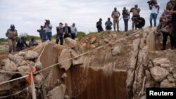 Une inspection de la police sud-africaine autour de la mine d'or désaffectée de Stilfontein, où des mineurs illégaux sont retranchés. (photo Reuters/15 novembre 2024)