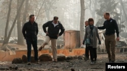 Predsednik SAD Donald Tramp obilazi ugroženo područje u Kaliforniji (Foto: Reuters) 