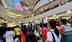 香港单车选手李慧诗8月7日下午，出战东奥场地单车争先赛8强，数以百计香港市民在观塘一个商场观看电视直播，为李慧诗打气场面非常热闹 （美国之音/汤惠芸）