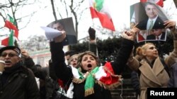 伊朗总统鲁哈尼的反对者在伊朗驻伦敦大使馆外抗议。（2018年1月2日）