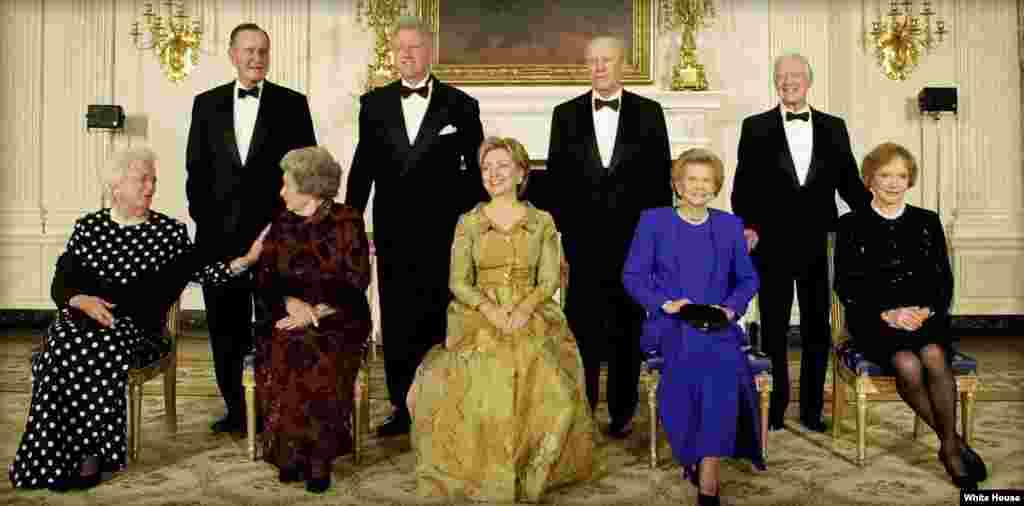 2000年11月9日，纪念白宫建立200周年的晚宴上，后排从左到右：前总统乔治&middot;H&middot;W&middot;布什，克林顿总统，前总统杰拉尔德&middot;福特和前总统吉米&middot;卡特。他们各自的夫人和前总统约翰逊的夫人依次坐在前排，从左到右：芭芭拉&middot;布什，伯德&middot;约翰逊，希拉里&middot;克林顿，贝蒂&middot;福特和罗莎琳&middot;卡特。