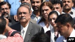 د پیپلز ګوند شریک چیرمین آصف علی زرداري او د هغه خور فریال تالپور هم د پیسو د غیر قانوني لین دین په تور د نېب په امر نیول شوي دي