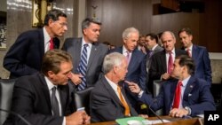 سناتورهای آمریکایی قبل از شروع جلسه پرسش و پاسخ با جان کری، وزیر خارجه، ارنست مونیز وزیر انرژی و جیکوب لو وزیر وزیر خزانه داری آمریکا، در کمیته روابط خارجی سنا