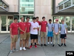 来自田纳西州加特林堡的共和党青年志愿者在诺克斯维尔会展中心门外服务。（美国之音林枫拍摄）