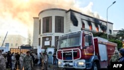 Un camion de pompier et des agents de la sécurité sur les lieux d'un attentat devant le siège du ministère des Affaires étrangères libyen dans la capitale Tripoli, le 25 décembre 2018.