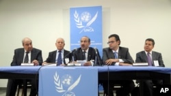 Ahmad Al-Jarba (tengah) pemimpin Koalisi Nasional Suriah berbicara dalam jumpa pers sesudah pertemuan dengan DK PBB di Markas PBB, New York (26/7).