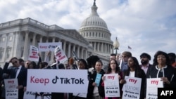  TikTok တစ်တော့ပ်အပ်ကို အမေရိကန်ပြည်ထောင်စုမှာ မပိတ်ပင်ဖို့အတွက် အမေရိကန်လွှတ်တော်ရှေ့မှာ ဆန္ဒပြနေကြသူများ (မတ် ၂၂၊ ၂၀၂၃)