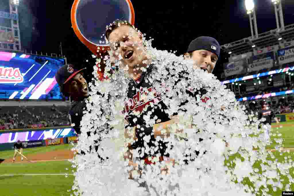 កីឡាករ Francisco Lindor (លេខ១២) នៃ​ក្រុម​វាយ​កូនបាល់ Cleveland Indians ចាក់​ទឹកកក​ទៅ​លើ​កីឡាករ Brandon Guyer (លេខ៦) បន្ទាប់​ពី​ការ​ប្រកួត​រវាង​ក្រុម​ Cleveland Indians និង​ក្រុម Kansas City Royals នៅ​ទី​លាន Progressive Field ក្នុង​ក្រុង Cleveland រដ្ឋ Ohio សហរដ្ឋអាមេរិក កាល​ពី​ថ្ងៃ​ទី​២០ ខែ​កញ្ញា ឆ្នាំ​២០១៦។&nbsp;