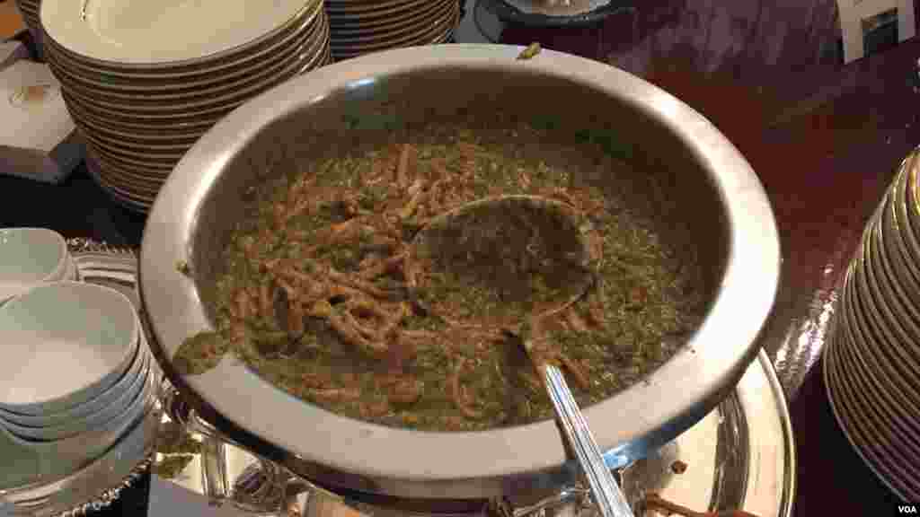 میشل اوباما گفت که حتما آش رشته نجمه باتمانقلیچ، سرآشپز معروف ایرانی آمریکایی را امتحان خواهد کرد.