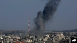 Pesawat tempur Israel menyerang Gaza setelah roket ditembakkan ke wilayah Israel (19/8). 