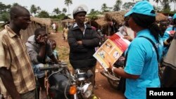Petugas UNICEF memberi pengarahan mengenai ebola kepada warga di Voinjama, Liberia (foto: dok).