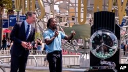 گوین نیوسام، فرماندار کالیفرنیا در کنار اعلام کننده شماره لاتاری در یونیورسال استودیو - ۱۵ ژوئن ۲۰۲۱