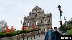 戴着口罩的男子在澳门圣保罗大教堂遗址前走过。（2020年2月5日）